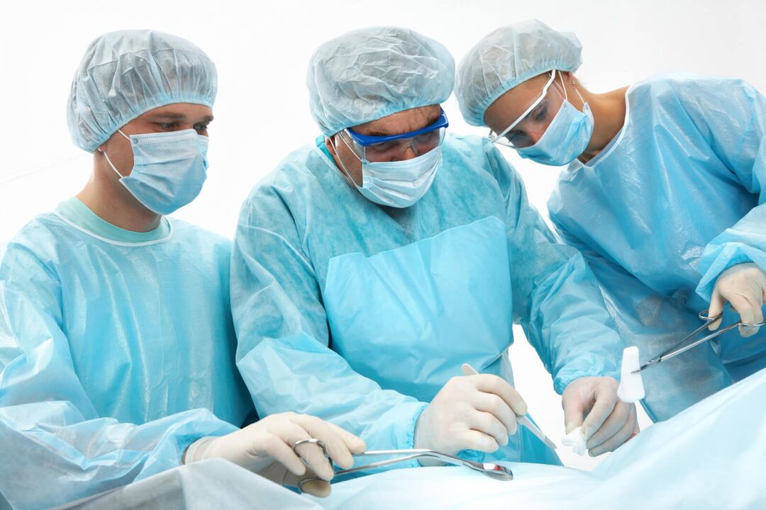 Εκτέλεση χειρουργικής επέμβασης για τη μεγέθυνση του πέους