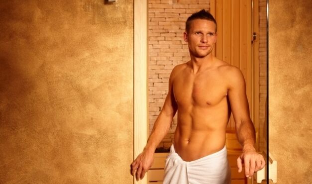 άνδρας στο λουτρό πριν από τη μεγέθυνση του πέους