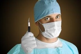 Χειρουργός που κάνει χειρουργική επέμβαση μεγέθυνσης πέους για ιατρικούς λόγους